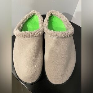 OOFOS Beige and Bright Green Slip-On Loafers(Brand New Never Been Worn)